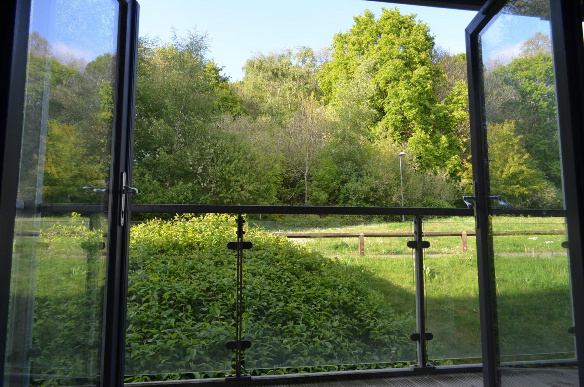 Brentwood Town Retreat - Large 2 Bedroom Apartment エクステリア 写真