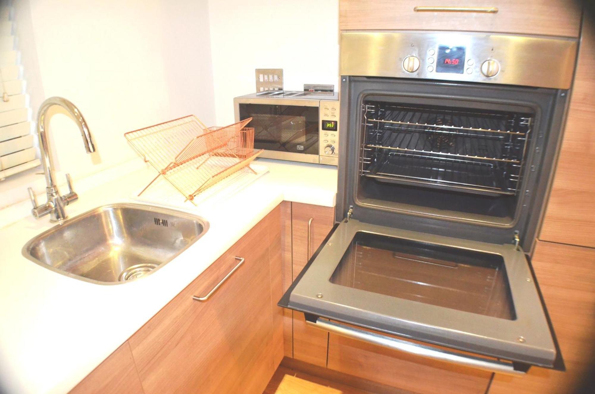 Brentwood Town Retreat - Large 2 Bedroom Apartment エクステリア 写真