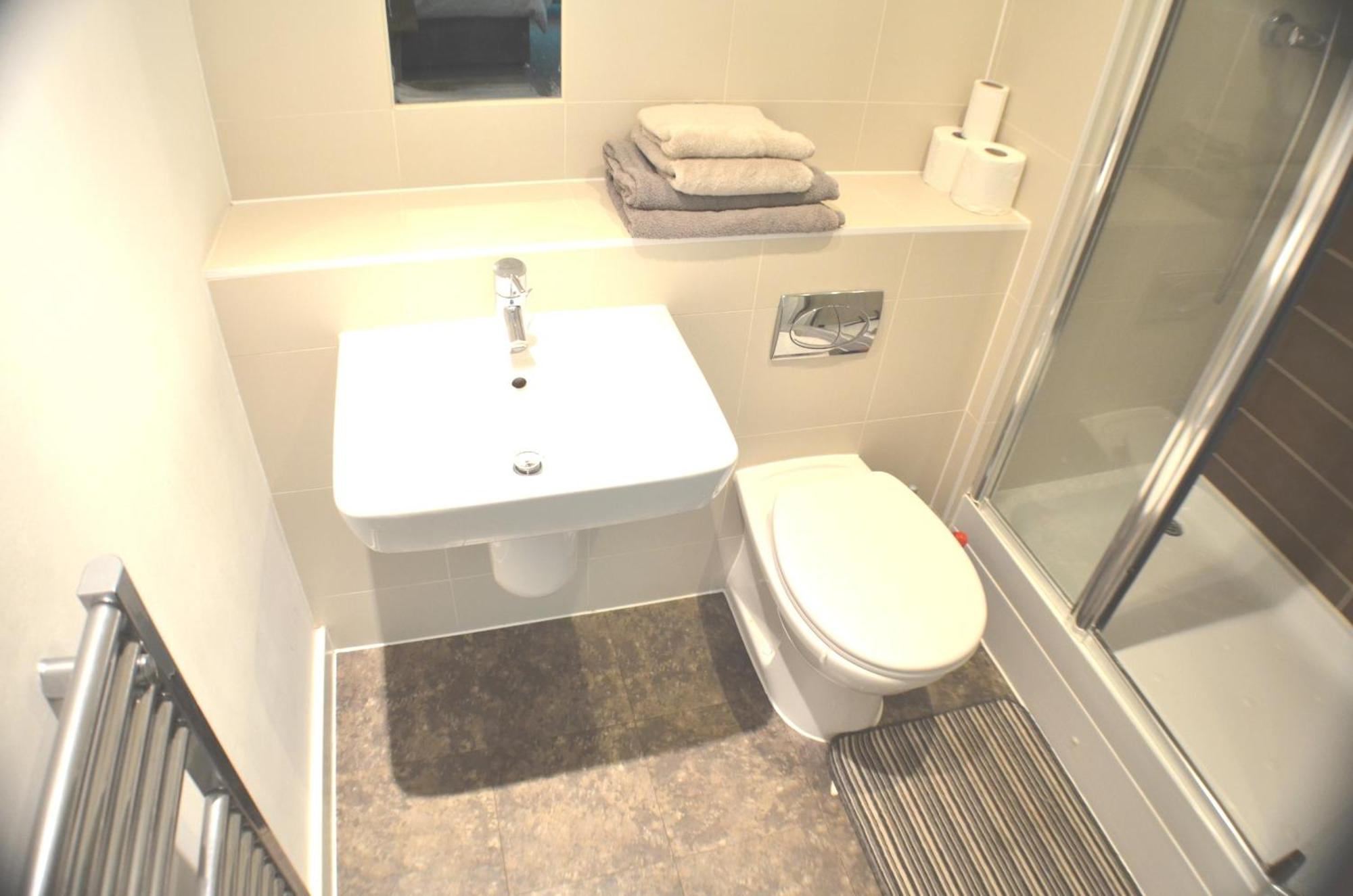 Brentwood Town Retreat - Large 2 Bedroom Apartment エクステリア 写真